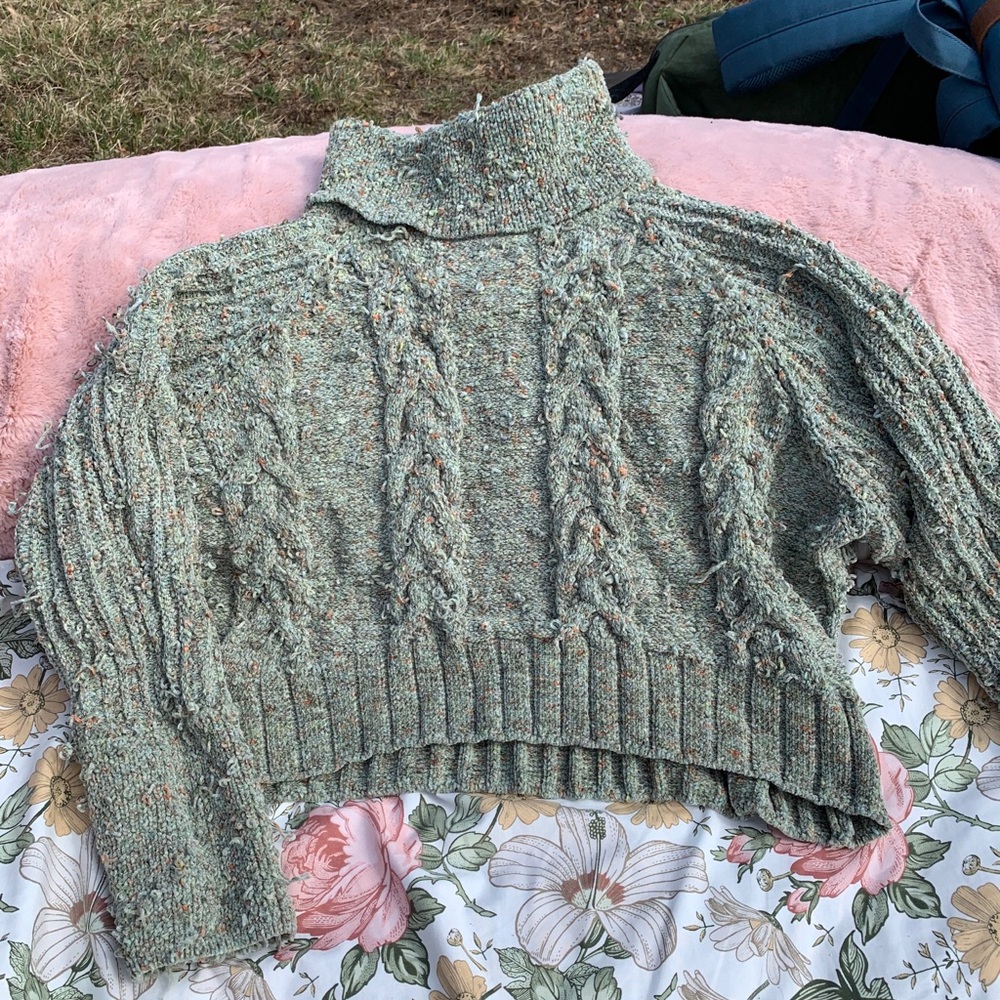 Green shaggy cropped sweater